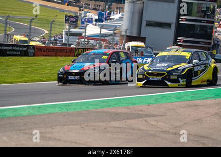 Longfield, England, Großbritannien. Mai 2024. Daryl Deleon 18 Unlimited Motorsport überholt Chris Smiley 222 Restart Racing Round 4 Brands Hatch Indy während der BTCC British Touring Car Championship in Brands Hatch Indy, Longfield, England am 12. Mai 2024. Foto von Chris Williams. Nur redaktionelle Verwendung, Lizenz für kommerzielle Nutzung erforderlich. Keine Verwendung bei Wetten, Spielen oder Publikationen eines einzelnen Clubs/einer Liga/eines Spielers. Credit: UK Sports Pics Ltd/Alamy Live News Credit: UK Sports Pics Ltd/Alamy Live News Stockfoto