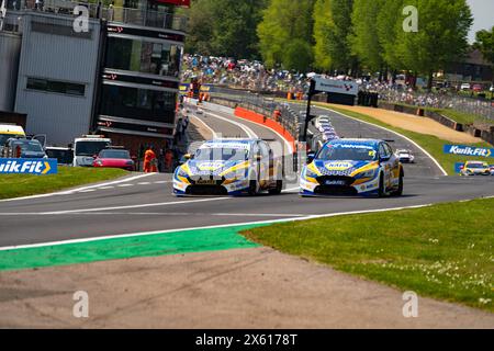 Longfield, England, Großbritannien. Mai 2024. Dan Cammish 27 Napa Racing UK überholt Ash Sutton 1 Napa Racing UK Runde 4 Brands Hatch Indy während der BTCC British Touring Car Championship am 12. Mai 2024 in Brands Hatch Indy, Longfield, England. Foto von Chris Williams. Nur redaktionelle Verwendung, Lizenz für kommerzielle Nutzung erforderlich. Keine Verwendung bei Wetten, Spielen oder Publikationen eines einzelnen Clubs/einer Liga/eines Spielers. Credit: UK Sports Pics Ltd/Alamy Live News Credit: UK Sports Pics Ltd/Alamy Live News Stockfoto