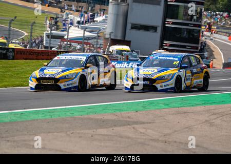 Longfield, England, Großbritannien. Mai 2024. Dan Cammish 27 Napa Racing UK überholt Ash Sutton 1 Napa Racing UK Runde 4 Brands Hatch Indy während der BTCC British Touring Car Championship am 12. Mai 2024 in Brands Hatch Indy, Longfield, England. Foto von Chris Williams. Nur redaktionelle Verwendung, Lizenz für kommerzielle Nutzung erforderlich. Keine Verwendung bei Wetten, Spielen oder Publikationen eines einzelnen Clubs/einer Liga/eines Spielers. Credit: UK Sports Pics Ltd/Alamy Live News Credit: UK Sports Pics Ltd/Alamy Live News Stockfoto