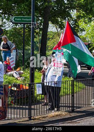 Newcastle-upon-Tyne, 11. Mai 2024, Proteste auf der Barrack Road gegen den Israel-Palästina-Konflikt und ihre perzidierte Vorurteile gegenüber der BBC und anderen Medien. Stockfoto
