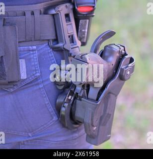 Berlin, Deutschland 12. Mai 2024: Polizei mit Waffe im Halfter *** Berlin, Deutschland 12. Mai 2024 Polizei mit Pistole im Holster Copyright: XFotostandx/xReuhlx Stockfoto