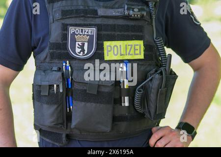 Berlin, Deutschland 12. Mai 2024: Berliner Polizist mit schusssicherer Weste und Ausrüstung *** Berlin, Deutschland 12. Mai 2024 Berliner Polizist mit kugelsicherer Weste und Ausrüstung Copyright: XFotostandx/xReuhlx Stockfoto