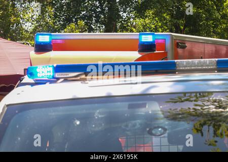 Berlin, Deutschland 12. Mai 2024: Einsatz des ADAC-Rettungshubschraubers Christoph 31 in Berlin: Blaulicht des Rettungswagens, davor Polizeiwagen zur Sicherung *** Berlin, Deutschland 12. Mai 2024 Betrieb des ADAC-Rettungshubschraubers Christoph 31 in Berlin Blaulicht des Rettungswagens, Polizeiwagen vorne für Sicherheit Copyright: XFotostandx/xReuhlx Stockfoto