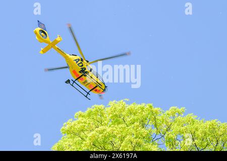 Berlin, Deutschland 12. Mai 2024: Einsatz des ADAC-Rettungshubschraubers Christoph 31 in Berlin: Der Helikopter hat abgehoben, über Baumwipfel *** Berlin, Deutschland 12. Mai 2024 Betrieb des ADAC-Rettungshubschraubers Christoph 31 in Berlin der Helikopter hat abheben, über Baumwipfel © xFotostandx/xReuhlx Stockfoto