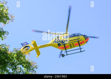 Berlin, Deutschland 12. Mai 2024: Einsatz des ADAC-Rettungshubschraubers Christoph 31 in Berlin: Der Helikopter hebt ab *** Berlin 12. Mai 2024 Einsatz des ADAC-Rettungshubschraubers Christoph 31 in Berlin der Hubschrauber startet Copyright: XFotostandx/xReuhlx Stockfoto