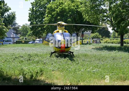 Berlin, Deutschland 12. Mai 2024: Einsatz des ADAC-Rettungshubschraubers Christoph 31 in Berlin: Gelandeter Hubschrauber auf Wiesenstück neben dem Kladower Damm *** Berlin 12. Mai 2024 Betrieb des ADAC-Rettungshubschraubers Christoph 31 in Berlin Hubschrauber landete auf Wiese neben dem Kladower Damm Copyright: XFotostandx/xReuhlx Stockfoto