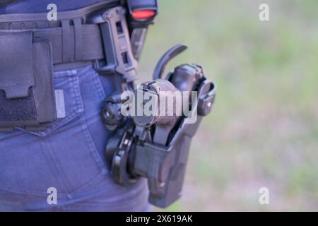 Berlin, Deutschland 12. Mai 2024: Polizei mit Waffe im Halfter *** Berlin, Deutschland 12. Mai 2024 Polizei mit Pistole im Holster Copyright: XFotostandx/xReuhlx Stockfoto