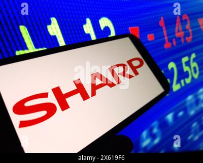 Konskie, Polen - 11. Mai 2024: Das Logo der Sharp Corporation wird auf dem Mobiltelefon angezeigt Stockfoto