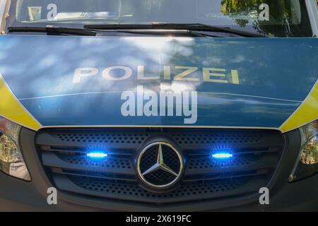 Berlin, Deutschland 12. Mai 2024: Einsatzwagen der Polizei: Blaulicht *** Berlin, Deutschland 12. Mai 2024 Polizeieinsatzwagen Blaulicht Copyright: XFotostandx/xReuhlx Stockfoto