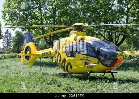 Berlin, Deutschland 12. Mai 2024: Einsatz des ADAC-Rettungshubschraubers Christoph 31 in Berlin: Gelandeter Hubschrauber auf Wiesenstück neben dem Kladower Damm *** Berlin 12. Mai 2024 Betrieb des ADAC-Rettungshubschraubers Christoph 31 in Berlin Hubschrauber landete auf Wiese neben dem Kladower Damm Copyright: XFotostandx/xReuhlx Stockfoto