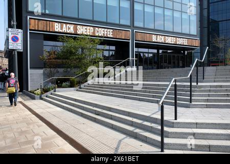 Edinburgh, Schottland, Großbritannien. Mai 2024. Black Sheep Coffee kündigt am 14. Mai ein Eröffnungstermin für einen neuen Standort in der Innenstadt an, der Haymarket GAP-Neubau Haymarket Square. Teil einer großen Expansion für die Marke, die 90 Filialen in ganz Großbritannien eröffnet hat, von denen allein 40 im Jahr 2023 eröffnet wurden. Quelle: Craig Brown/Alamy Live News Stockfoto