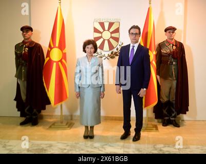 Der neu gewählte Präsident Nordmazedoniens Gordana Siljanovska Davkova R posiert zusammen mit dem scheidenden Präsidenten Stevo Pendarovski L für Fotografen während der Übergabe des Präsidenten am 12. Mai 2024 in der Residenz des Präsidenten in Skopje, Nordmazedonien. IMAGO /PETR STOJANOVSKI Stockfoto