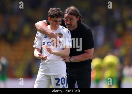 Daniel Farke (rechts) mit Daniel James von Leeds United nach dem Play-off der Sky Bet Championship, Halbfinale, Spiel in der Carrow Road, Norwich. Bilddatum: Sonntag, 12. Mai 2024. Stockfoto