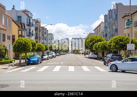 San Francisco, Kalifornien, USA - 22. April 2017 - Wohngebiet auf den Hügeln mit Wolkenkratzern in San Francisco. Kreuzung Marina Boulevard mit Divisadero Street. Touristische berühmte Orte Stockfoto