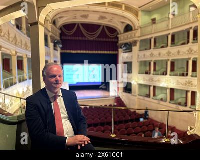 Florenz, Italien. Mai 2024. Eike Schmidt, Kunsthistorikerin aus Deutschland, ehemaliger Museumsdirektor der Uffizien (2015–2023) und Kandidat für die Bürgermeisterschaft von Florenz, fotografierte am 11.05.2024 im Niccolini Theater in Florenz. Quelle: Christoph Sator/dpa/Alamy Live News Stockfoto