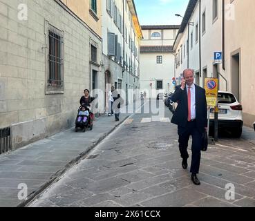 Florenz, Italien. Mai 2024. Eike Schmidt, Kunsthistorikerin aus Deutschland, ehemaliger Museumsdirektor der Uffizien (2015–2023) und Bürgermeisterkandidat von Florenz, spricht mit seinem Smartphone auf einer Straße. Quelle: Christoph Sator/dpa/Alamy Live News Stockfoto