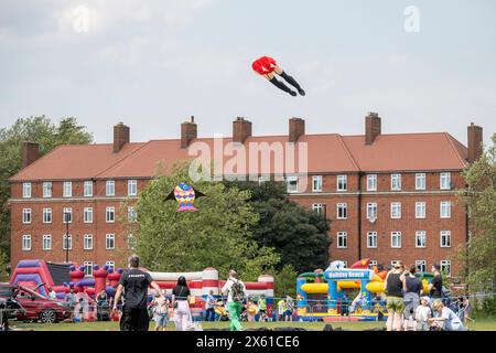 London, Großbritannien. 12. Mai 2024. Drachenflieger mit kleinen Drachen nehmen am 23. Streatham Common Kite Day Teil. Die beliebte Veranstaltung bringt Kite-Enthusiasten nach Streatham Common, darunter Experten und Familien, die einen Tag ausklingen möchten. Quelle: Stephen Chung / Alamy Live News Stockfoto