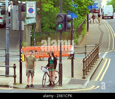 Glasgow, Schottland, Großbritannien. 12. Mai 2024: Wetter in Großbritannien: Sonnig für Einheimische und Touristen im Zentrum der Stadt, da die Temperaturen auf das Sommerniveau steigen. Credit Gerard Ferry/Alamy Live News Stockfoto