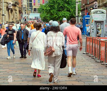 Glasgow, Schottland, Großbritannien. 12. Mai 2024: Wetter in Großbritannien: Sonnig für Einheimische und Touristen im Zentrum der Stadt, da die Temperaturen auf das Sommerniveau steigen. Credit Gerard Ferry/Alamy Live News Stockfoto