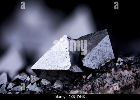 Magnetitkristalle auf der Feldspatfotografie isoliert auf schwarzem Grund. Von Cerro Huañaquino, Departement Potosi, Bolivien Stockfoto