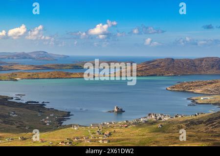 Der Blick nach Süden über Castlebay und Vatersay nach Mingulay von Heaval auf der Isle of Barra. Stockfoto