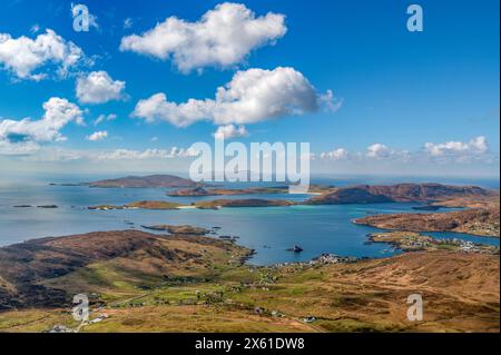 Der Blick nach Süden über Castlebay und Vatersay nach Mingulay von Heaval auf der Isle of Barra. Stockfoto