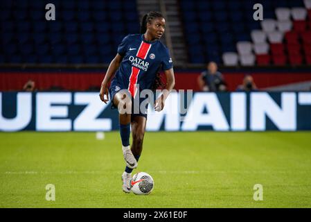 Thiniba Samoura aus Paris Saint Germain kontrolliert den Ball während der französischen Meisterschaft D1 Arkema, Play-offs Halbfinalspiel zwischen Paris Saint-Germain und Paris FC am 11. Mai 2024 im Parc des Princes Stadion in Paris Stockfoto