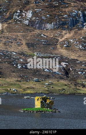 MacLeod's Tower in Loch Tangasdale auf der äußeren Hebrideninsel Barra. Stockfoto