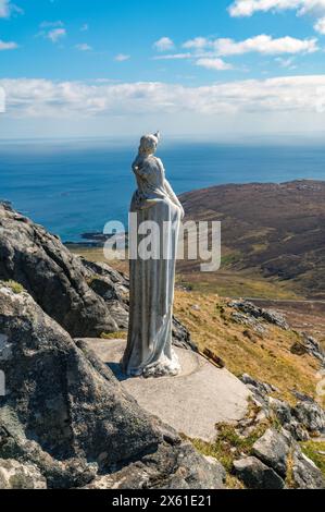 Madonna und Kind, auch bekannt als unsere Lieben Frau vom Meer, eine Statue unterhalb des Gipfels des Himmels auf der Insel Barra der Äußeren Hebriden. Stockfoto