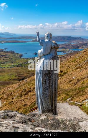 Unsere Lieben Frau vom Meer, auch bekannt als Madonna und Chips Statue auf dem Heaval oberhalb von Castlebay auf der Äußeren hebridischen Insel Barra Stockfoto