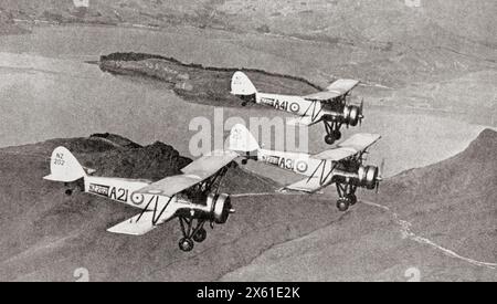 Ein Flug von Avro-Trainingsflugzeugen von der neuseeländischen Air Force School in Wigram auf einem Übungsflug zu Beginn des Zweiten Weltkriegs. Aus dem Krieg in Bildern, 1. Jahr. Stockfoto