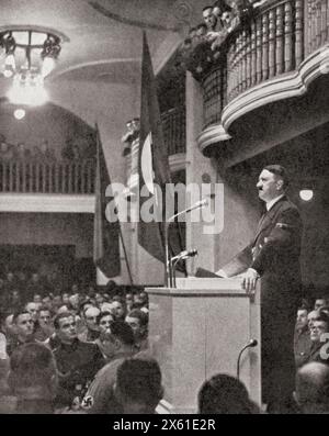 Adolf Hitler, der hier im Buergerbraukeller, einer Bierhalle in Munch, eine Rede hielt, Minuten bevor eine Bombe das Gebäude zertrümmerte und damit einem Attentat von Georg Elser am 8. November 1939 entging. Adolf Hitler, 1889–1945. Deutscher Politiker, Demagoge, pandeutscher Revolutionär, Führer der NSDAP, Kanzler von Deutschland und Führer von Nazi-Deutschland von 1934 bis 1945. Aus dem Krieg in Bildern, 1. Jahr. Stockfoto