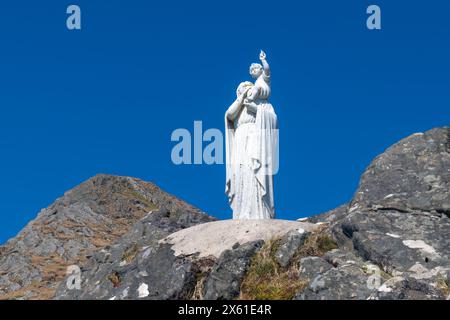 Unsere Lieben Frau vom Meer, auch bekannt als Madonna und Chips Statue auf dem Heaval oberhalb von Castlebay auf der Äußeren hebridischen Insel Barra Stockfoto