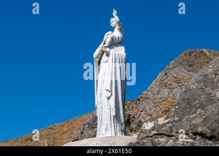 Unsere Lieben Frau vom Meer, auch bekannt als Madonna und Chips Statue auf dem Heaval oberhalb von Castlebay auf der Äußeren hebridischen Insel Barra Stockfoto