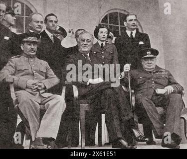 Stalin, Roosevelt und Churchill auf der Teheran-Konferenz, 1943. Sir Winston Leonard Spencer-Churchill, 1874–1965. Britischer Politiker, Staatsmann, Armeeoffizier und Schriftsteller, der von 1940 bis 1945 und von 1951 bis 1955 Premierminister des Vereinigten Königreichs war. Joseph Vissarionowitsch Dschugaschwili Stalin, 1878–1953. Sowjetischer kommunistischer Revolutionär und Politiker. Franklin Delano Roosevelt, 1882–1945, alias FDR. Amerikanischer Staatsmann, politischer Führer und 32. Präsident der Vereinigten Staaten. Aus dem Krieg in Bildern, fünftes Jahr. Stockfoto