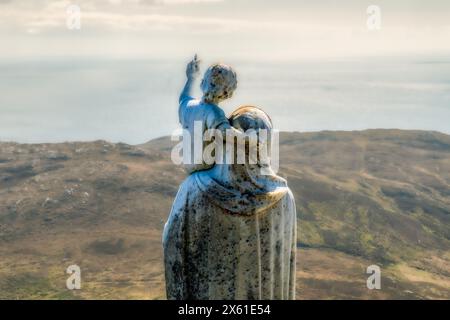 Unsere Lieben Frau vom Meer, auch bekannt als Madonna und Chips Statue auf dem Heaval oberhalb von Castlebay auf der Äußeren hebridischen Insel Barra Stockfoto