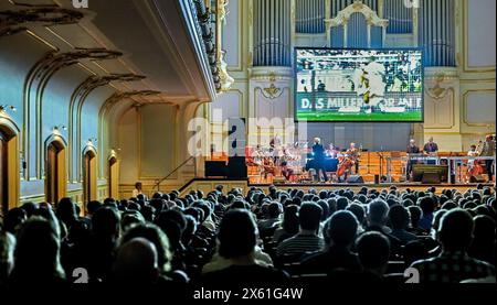 Hamburg, Deutschland. Mai 2024. Das Projekt „das Spiel“ setzt das Fußballspiel zwischen dem Zweitligisten FC St. Pauli und dem VfL Osnabrück live in der Laiszhalle auf. Das Ensemble Resonanz und die Band des elektronischen Künstlers Matthew Herbert treten gegeneinander an. Jeder Standard hat seine eigene Melodie. So entsteht das Libretto für das Konzert auf dem Spielfeld. Quelle: Markus Scholz/dpa/Alamy Live News Stockfoto