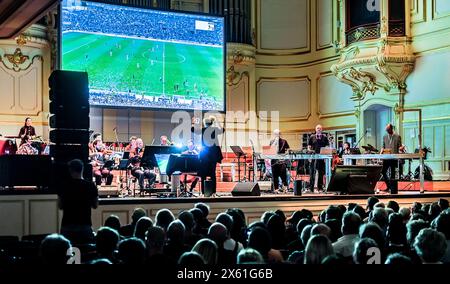 Hamburg, Deutschland. Mai 2024. Das Projekt „das Spiel“ setzt das Fußballspiel zwischen dem Zweitligisten FC St. Pauli und dem VfL Osnabrück live in der Laiszhalle auf. Das Ensemble Resonanz und die Band des elektronischen Künstlers Matthew Herbert treten gegeneinander an. Jeder Standard hat seine eigene Melodie. So entsteht das Libretto für das Konzert auf dem Spielfeld. Quelle: Markus Scholz/dpa/Alamy Live News Stockfoto