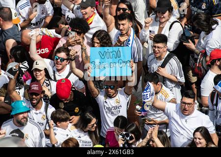 Madrid, Spanien. Mai 2024. Ein Fan von Real Madrid hält ein Plakat mit der Aufschrift „goldener Ball Vinicius“ während der Feier auf dem Cibeles-Platz den Meistertitel der La Liga 36, den die Fußballmannschaft von Real Madrid gewann. Quelle: Marcos del Mazo/Alamy Live News Stockfoto