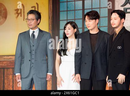 Yoo Jae-Myung, Tiffany Young (Girls' Generation), Seo Hyun-Woo und Byun Yo-Han, 8. Mai 2024: Mitglieder (L-R) Yoo Jae-Myung, Tiffany Young, Seo Hyun-Woo und Byun Yo-Han posieren während einer Pressekonferenz der Disney-Originalserie Uncle Samsik in Seoul, Südkorea. Das kommende Drama erzählt die Geschichte des Nachkriegs-Korea in den 1960er Jahren, wo der ultimative Traum darin besteht, Korea zu einem Industrieland zu machen, in dem die Menschen täglich drei richtige Mahlzeiten einnehmen können. Die Serie wird mit ihren ersten fünf Folgen am 15. Mai Premiere haben. Quelle: Lee Jae-won/AFLO/Alamy Live News Stockfoto