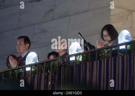 Taiwans Präsident Tsai Ing-wen (R) und Präsident Ma Ying-jeou nehmen am Buddha Bade Festival am 12. Mai 2024 in Taipeh Teil. Stockfoto