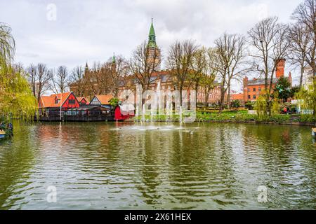 KOPENHAGEN, DÄNEMARK - 15. APRIL 2024: Der Tivoli-Garten in Kopenhagen ist der zweitälteste Vergnügungspark der Welt aus dem 19. Jahrhundert Stockfoto