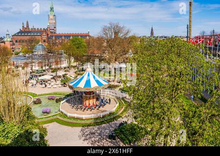 KOPENHAGEN, DÄNEMARK - 15. APRIL 2024: Der Tivoli-Garten in Kopenhagen ist der zweitälteste Vergnügungspark der Welt aus dem 19. Jahrhundert Stockfoto