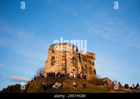 Edinburgh Schottland: 13. Februar 2024: Touristen genießen den Aussichtspunkt Carlton Hill bei Sonnenuntergang. Skyline von Edinburgh Stockfoto