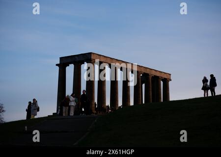 Edinburgh Schottland: 13. Februar 2024: Touristen genießen den Aussichtspunkt Carlton Hill bei Sonnenuntergang. Skyline von Edinburgh Stockfoto