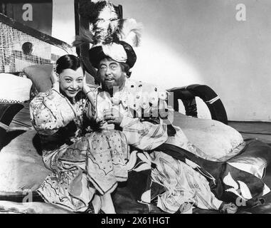 Die chinesische Schauspielerin ANNA MAY WONG und GEORGE ROBEY entspannen zwischen Szenen auf dem Set von CHU KINN CHOW 1934 Regisseur WALTER FORDE Kostümdesign CATHLEEN MANN Produzent MICHAEL BALCON Gainsborough Pictures / Gaumont British Stockfoto