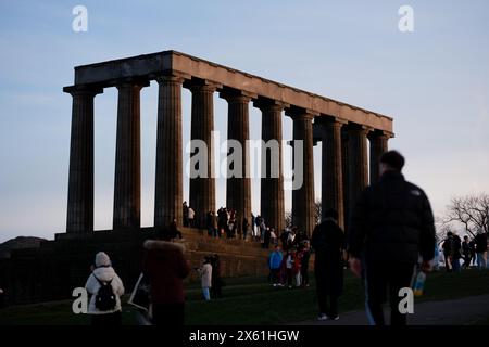 Edinburgh Schottland: 13. Februar 2024: Touristen genießen den Aussichtspunkt Carlton Hill bei Sonnenuntergang. Skyline von Edinburgh Stockfoto