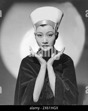 Ein Publicity-Porträt der chinesischen Schauspielerin ANNA MAY WONG als Zaharat, das Sklavenmädchen in CHU KINN CHOW 1934 Regisseur WALTER FORDE Kostümdesign CATHLEEN MANN Produzent MICHAEL BALCON Gainsborough Pictures / Gaumont British Stockfoto