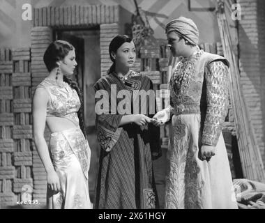 PEARL ARGYLE, ANNA MAY WONG und JOHN GARRICK in einer Szene von CHU CHIN CHOW 1934 Regisseur WALTER FORDE Kostümdesign CATHLEEN MANN Produzent MICHAEL BALCON Gainsborough Pictures / Gaumont British Stockfoto