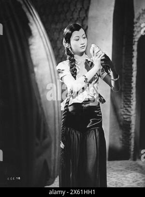 Ein Publicity-Porträt der chinesischen Schauspielerin ANNA MAY WONG als Zaharat, das Sklavenmädchen in CHU KINN CHOW 1934 Regisseur WALTER FORDE Kostümdesign CATHLEEN MANN Produzent MICHAEL BALCON Gainsborough Pictures / Gaumont British Stockfoto